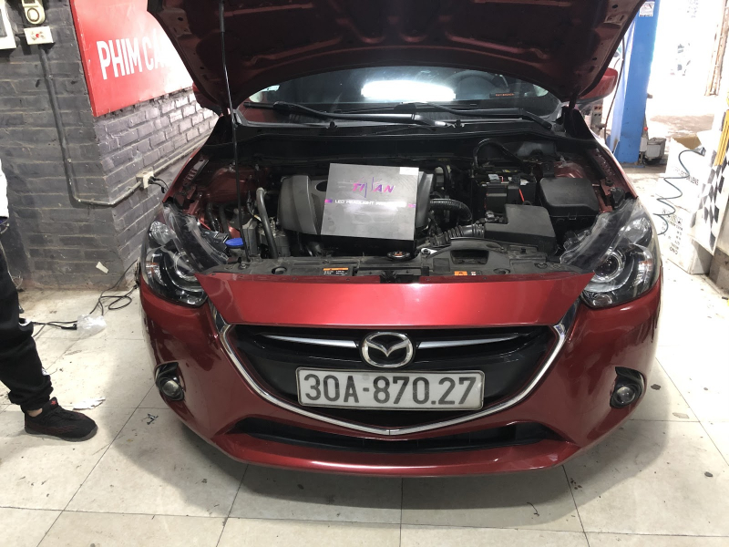 Độ đèn nâng cấp ánh sáng Titan Black SE cho Mazda 2